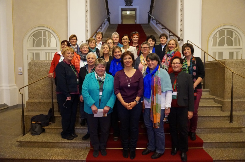 Landtagsabgeordnete Gisela Sengl empfängt eine Besuchergruppe des KDFB im Landtag