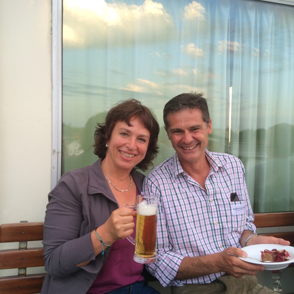 Gisela Sengl, MdL, mit stephan Semmelmayr (Chiemgau Tourismus) bei der Chiemsee-Schifffahrt anlässlich der Brauerei-Kooperation