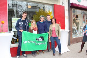 Die Grüne Jugend Traunstein mit Gisela Sengl, MdL, bei der Eröffnung des Traunsteiner Regionalbüros