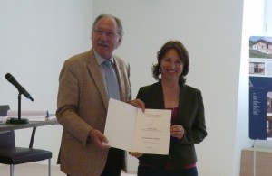 Klaus Spreng, Geschäftsführer der Bayerischen Akademie ländlicher Raum, überreicht die Berufungsurkunde an Gisela Sengl, MdL 