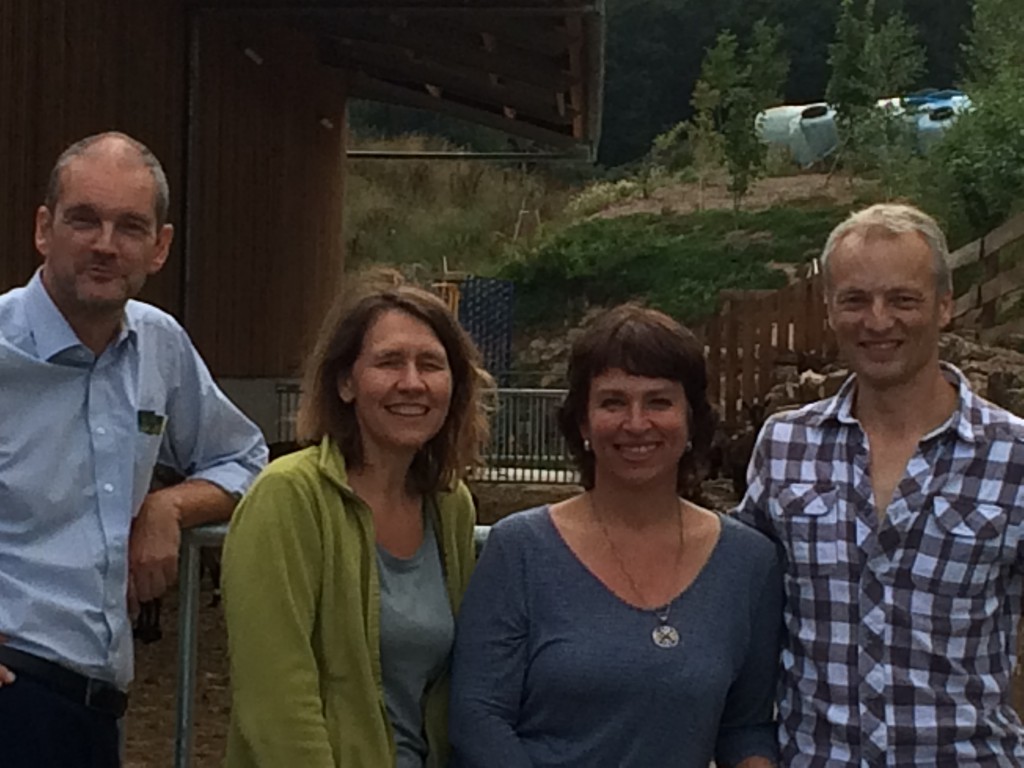 Thomas Mütze (MdL, ganz links) und Gisela Sengl (MdL, zweite v.r.) besuchen den Bio-Ziegenhof Berghof der Familie Schudt