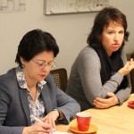 Europaabgeordnete Barbara Lochbihler (l.) und Landtagsabgeordnete Gisela Sengl im Gespräch 
