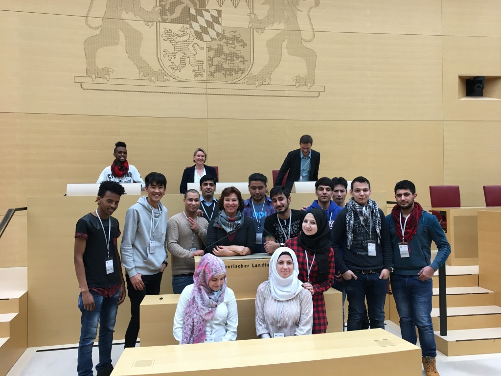 Schülerinnen und Schüler der Integrationsklasse der Kalscheuer-Schule im Plenarsaal im Landtag
