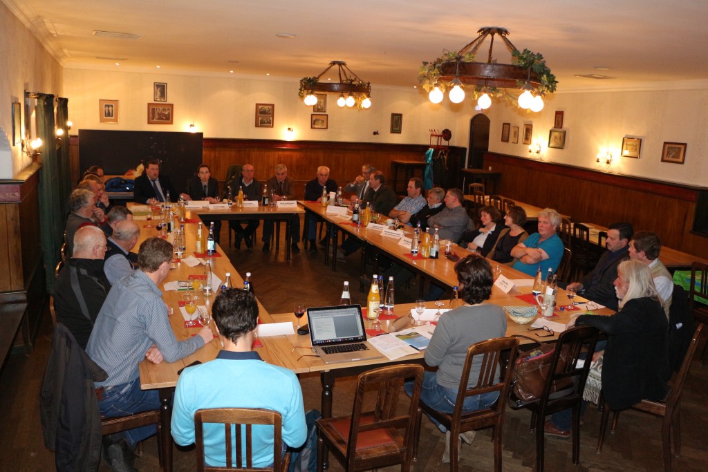 Gisela Sengl, MdL (vorne Mitte) lud Vertreter der Wasserversorger, Ämter und Verbände in Traunstein zu einem Runden Tisch zum Thema "Unser Wasser - unsere Verantwortung"
